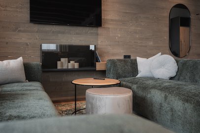 Gemütliches Wohnzimmer im Chalet mit Sofa und Fernseher