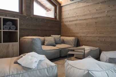 Entspannungsraum im Chalet bzw. Holzhaus mit bequemen Sitzmöbeln