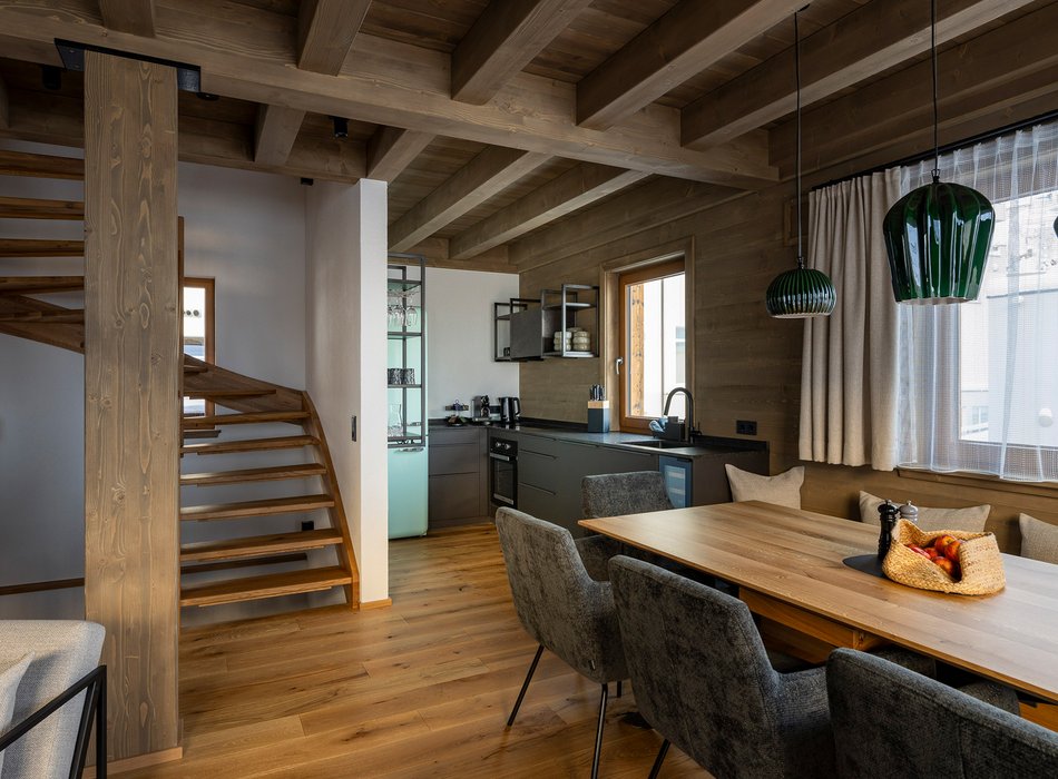 Moderne Küche und Essbereich in einem Chalet mit Holztreppe und gemütlicher Einrichtung